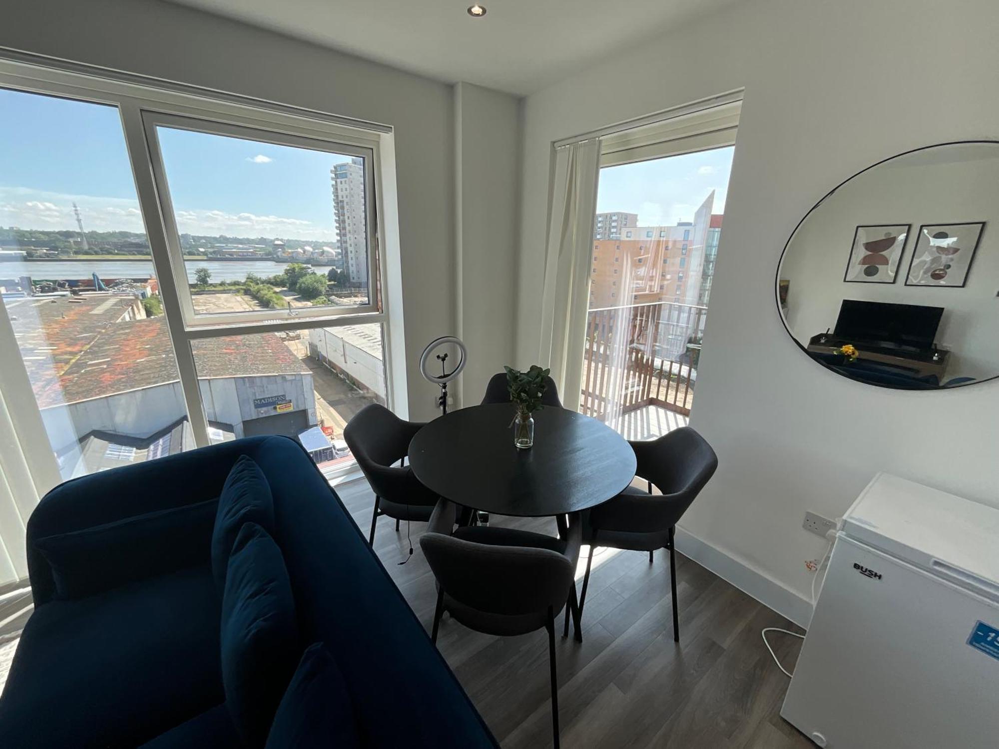 Deluxe Double Bed In Shared Apt Near Canary Wharf, City Airport & O2 Arena With Thames View London Exterior foto