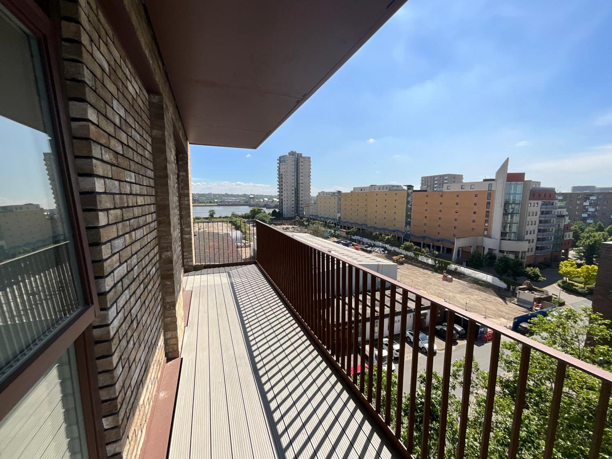 Deluxe Double Bed In Shared Apt Near Canary Wharf, City Airport & O2 Arena With Thames View London Exterior foto