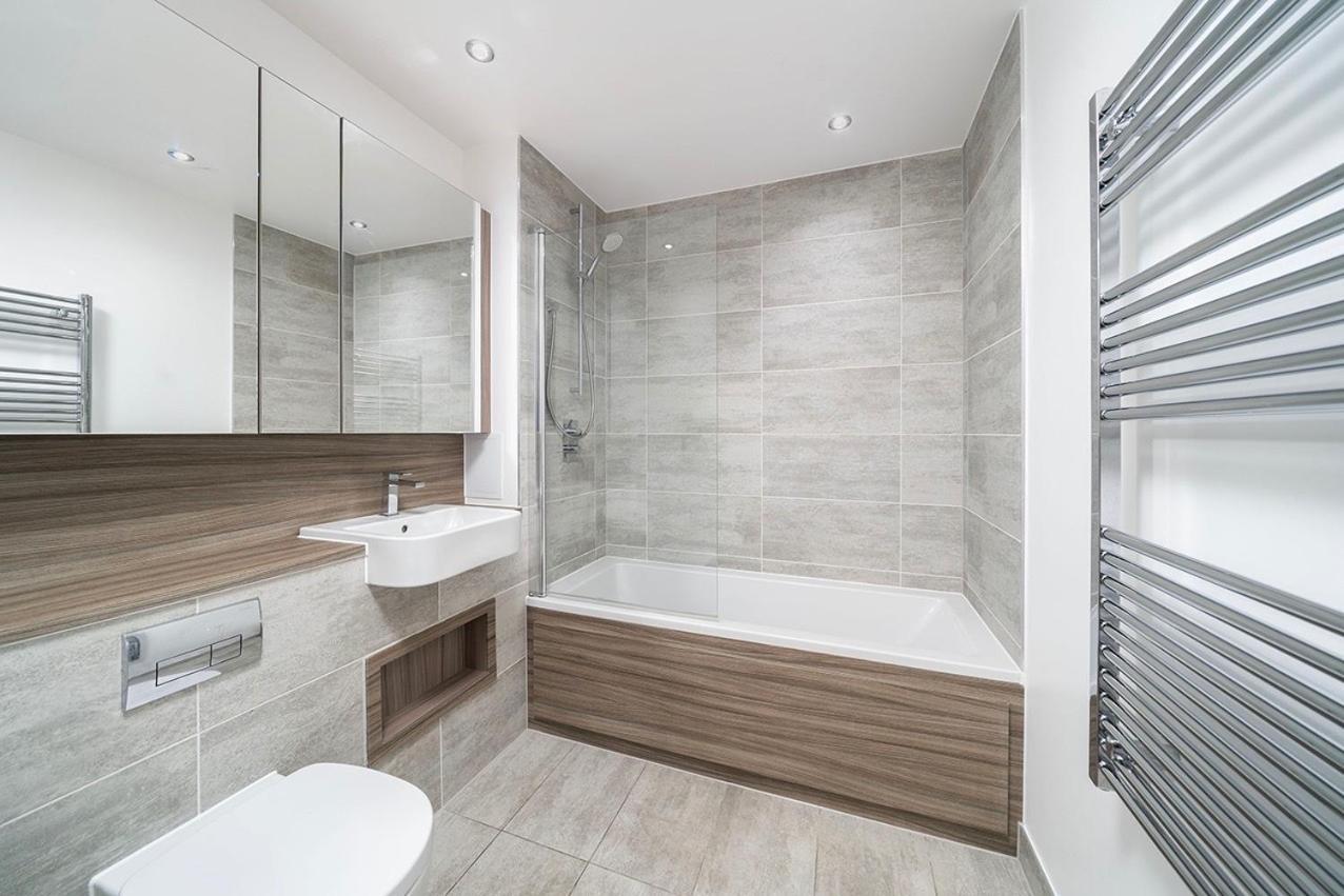 Deluxe Double Bed In Shared Apt Near Canary Wharf, City Airport & O2 Arena With Thames View London Exterior foto