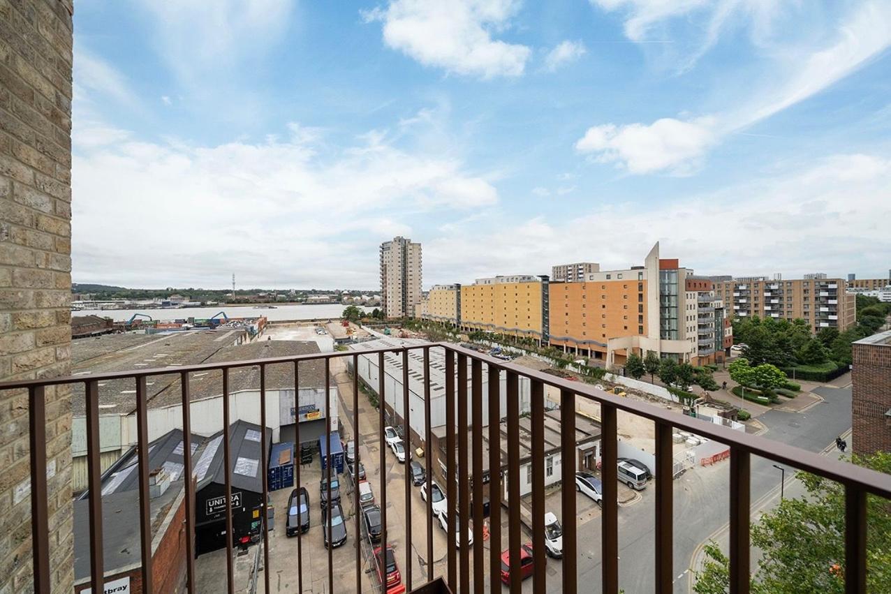 Deluxe Double Bed In Shared Apt Near Canary Wharf, City Airport & O2 Arena With Thames View London Exterior foto