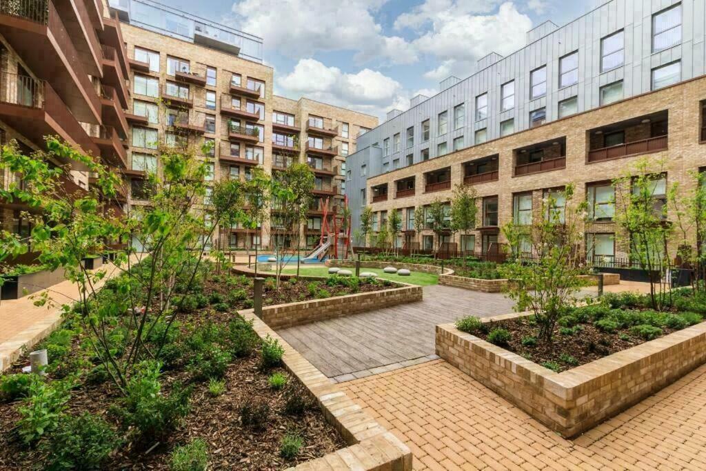 Deluxe Double Bed In Shared Apt Near Canary Wharf, City Airport & O2 Arena With Thames View London Exterior foto