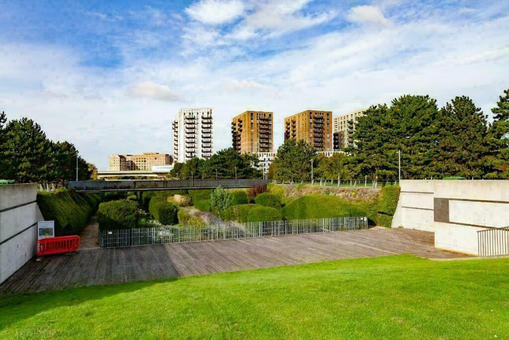 Deluxe Double Bed In Shared Apt Near Canary Wharf, City Airport & O2 Arena With Thames View London Exterior foto