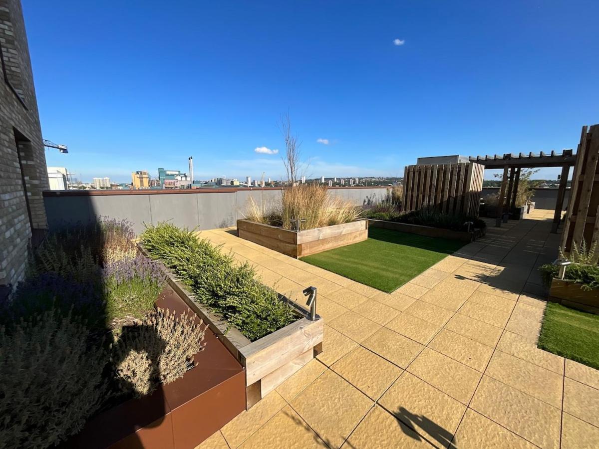 Deluxe Double Bed In Shared Apt Near Canary Wharf, City Airport & O2 Arena With Thames View London Exterior foto